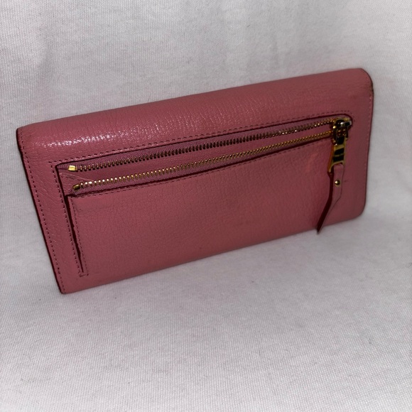 Long pink Miu Miu wallet with red lettering and metal snap button closure - Picture 3 of 5